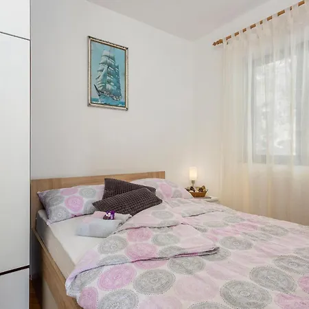 Cozy In With Wifi Appartamento Njivice