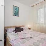 2 Bedroom Stunning In 아파트 니바이스